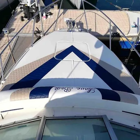 Loveboat Botel *