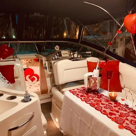 Loveboat Ботель Тонон-ле-Бен