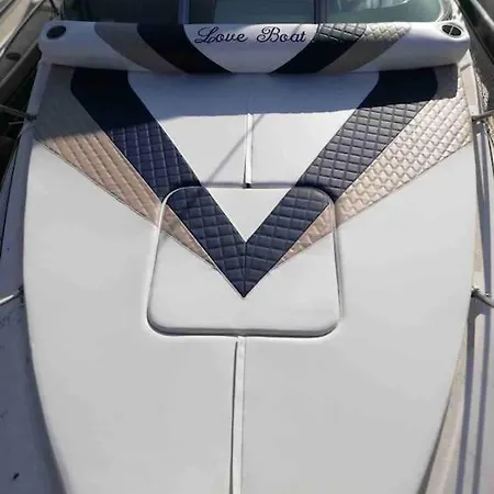 Ботель Loveboat Тонон-ле-Бен